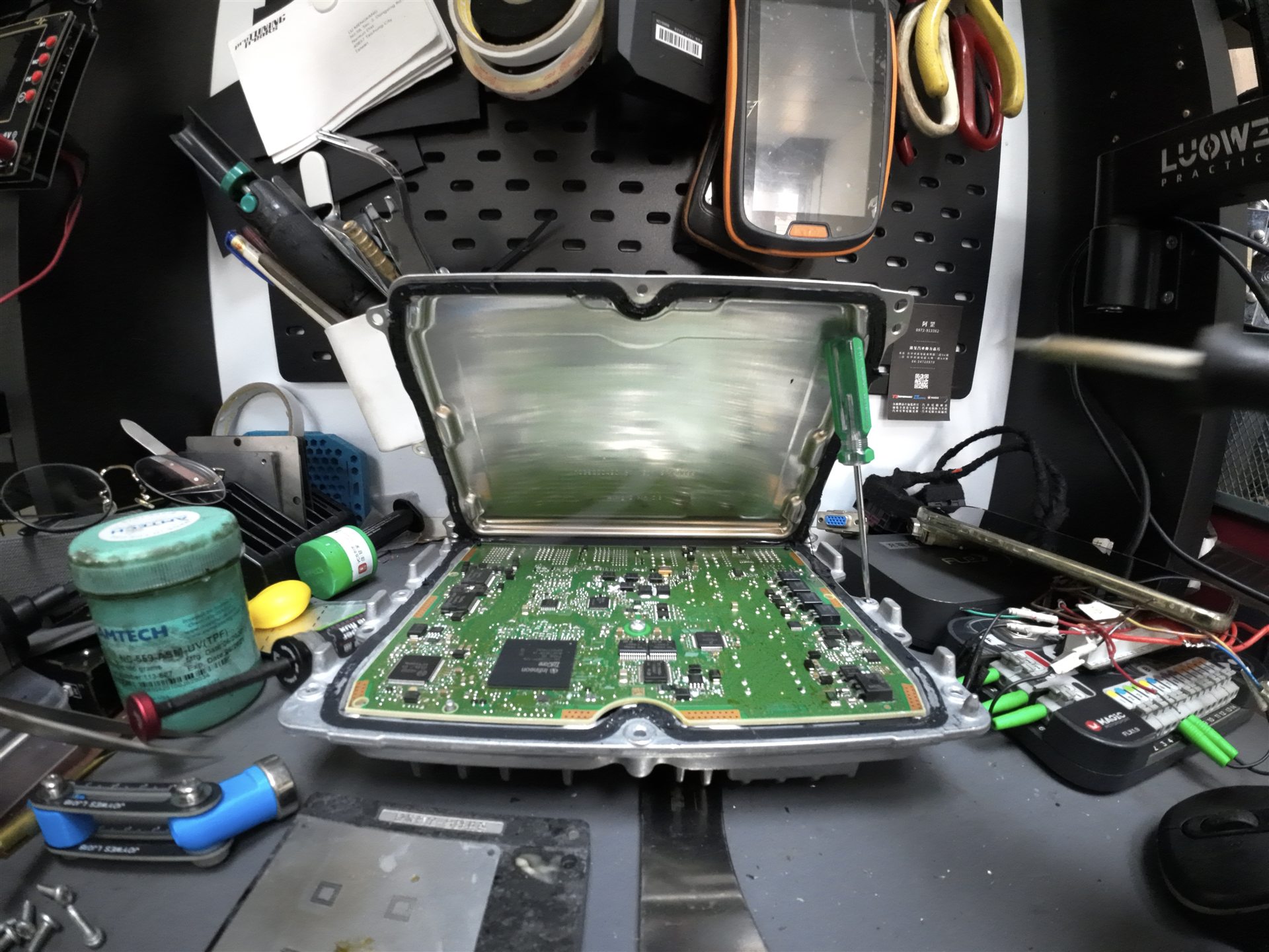 店內開蓋處理中的 MG1 ECU